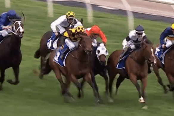 Blake Shinn cai durante o Hong Kong Jockey Stakes no Melbourne Cup Day.