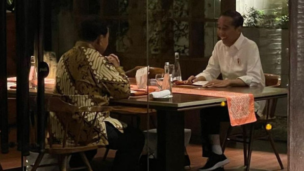 Indonesian President Joko Widodo, right, has dinner with Subianto on January 5.