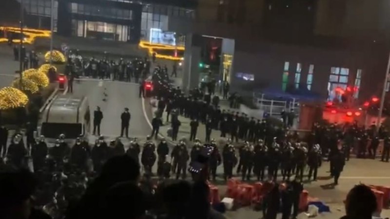 Kaldırımlar kaldırılırken Çinli COVID test kiti çalışanları polisle çatıştı