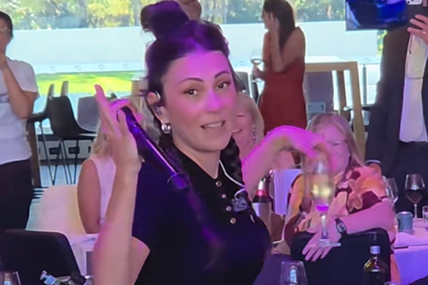 Amy Shark confronted a man who didn’t seem to be paying attention to her performance at a recent event.