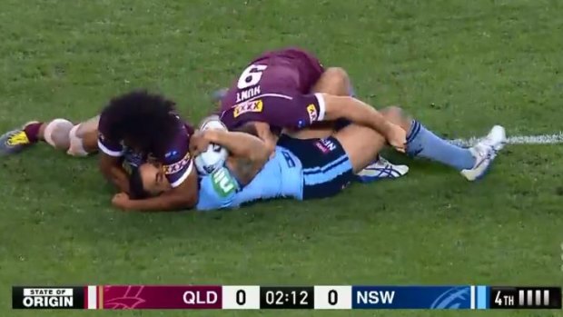 Kaufusi then focuses his attention on grappling around Vaughan's head and neck.