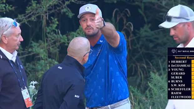 DeChambeau officials ile tartışıyor.
