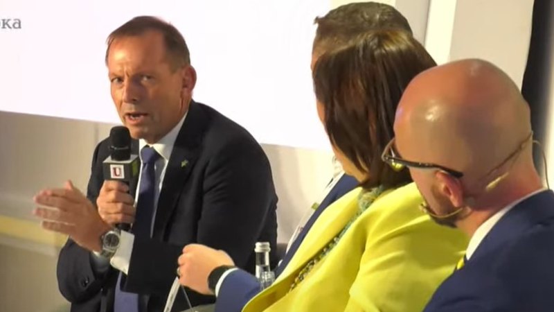 Tony Abbott, Kiev Güvenlik Forumu'nda Anthony Albanese'yi eleştirdi