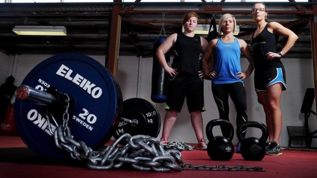 Liz Craven (middle) broke a powerlifting world record last month. 
