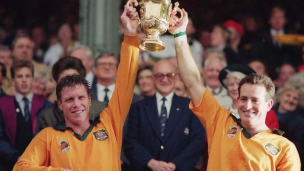Nick Farr-Jones and David Campese with the World Cup in 1991.