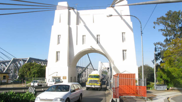 The Walter Taylor Bridge over the Brisbane River at Indooroopilly is famed for its tollkeeper apartments.