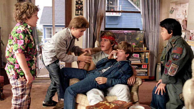 1985 yapımı The Goonies filminde Jeff Cohen, Corey Feldman, Josh Brolin, Sean Astin ve Jonathan Ke Quan.