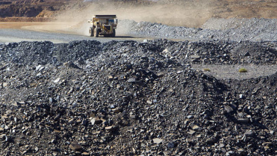 Clive Palmer launches lawsuit over rehab bill for Pilbara's Sino Iron