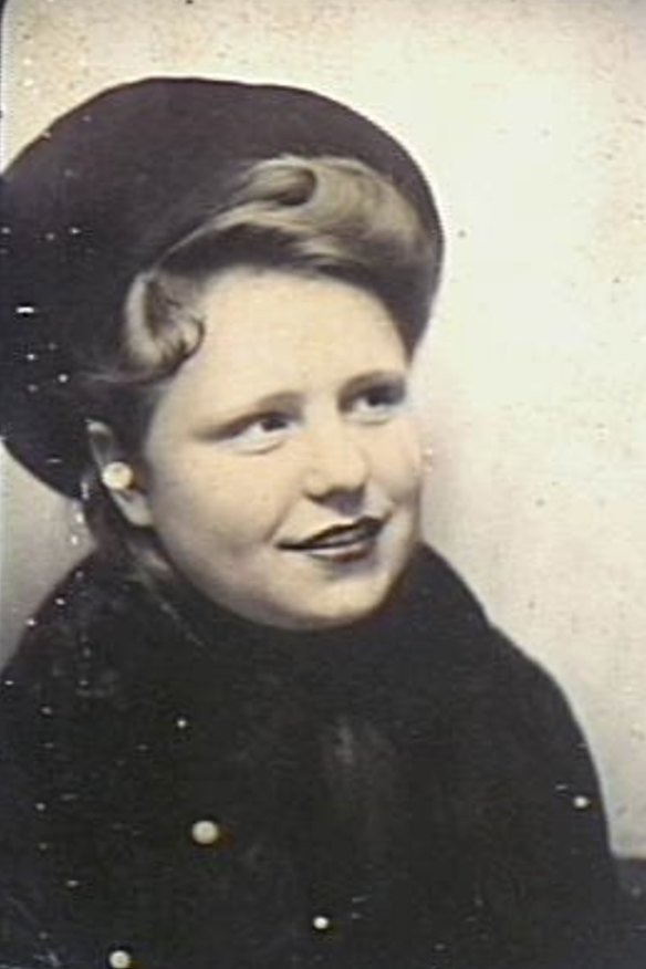 Maria, uma jovem ucraniana com quem Saywell fez amizade enquanto era prisioneiro de guerra. Sua verdadeira identidade é desconhecida.