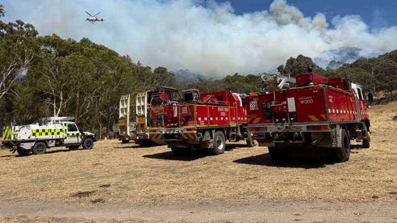 ‘Take shelter now’: Bushfire threatens central Victorian towns, Melbourne to hit 37 degrees
