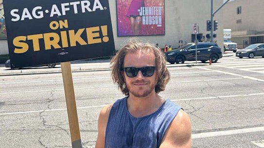 Garred supports the SAG-AFTRA strike.