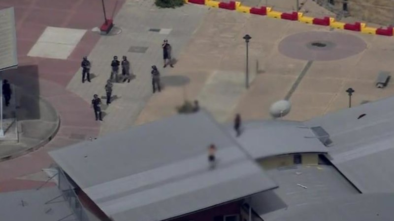 Mladoletniki preživeli noč na strehi detencijskega centra v Perthu