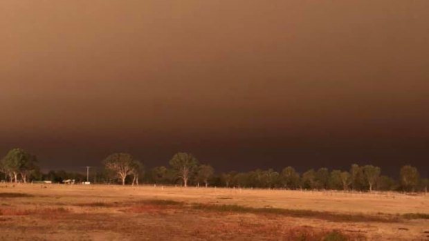 Victrian bushfires: Wind and lightning fuel flames, towns remain under ...