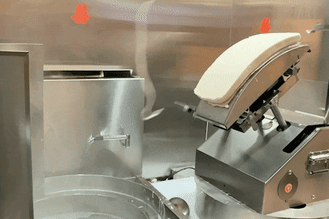 This CBD restaurant’s robot makes excellent northern Chinese noodles
