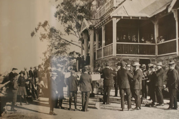 The opening of the Mount Buffalo Chalet in 1910.
