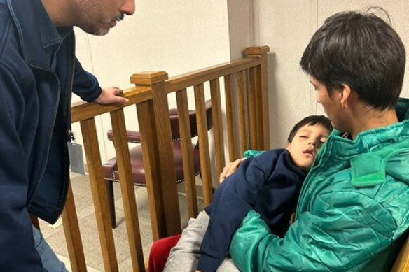 Alexander Conejo Ramos mantém Liam, de cinco anos, no centro de detenção no sul do Texas na semana passada. 