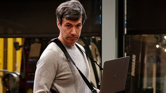 In the comedy series, Fielder leads participants through a simulation of a difficult moment in their lives.