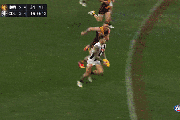 Collingwood’s Jamie Elliott boots a delightful goal on the run from the pocket against Hawthorn.