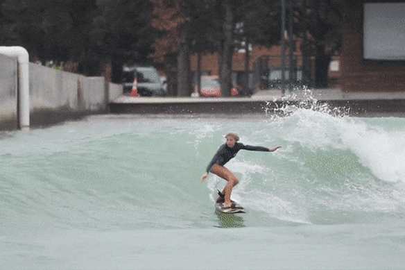 Эрин Брукс летает в бассейне с волнами в Уэйко, штат Техас.