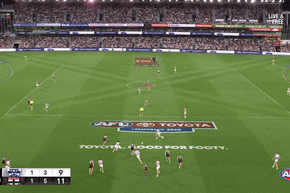 Geelong’s Jeremy Cameron gathers the ball on the wing.