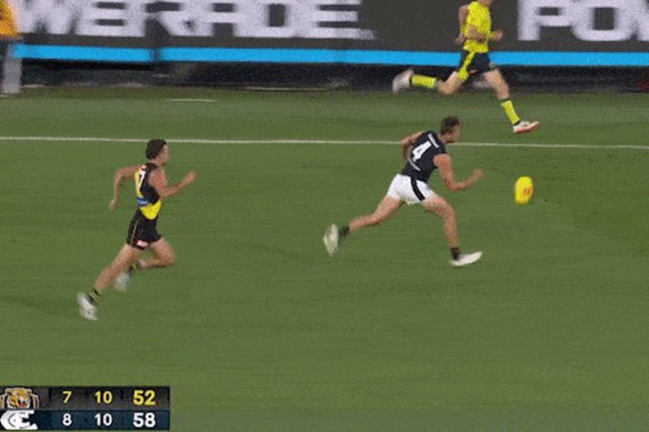 Lochie O’Brien breaks free on the wing late in the draw between Carlton and Richmond.