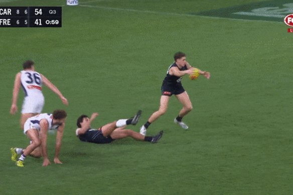 Charlie Curnow kicks a goal against the Dockers.