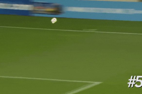 Sam Kerr scores with a header in the NWSL.