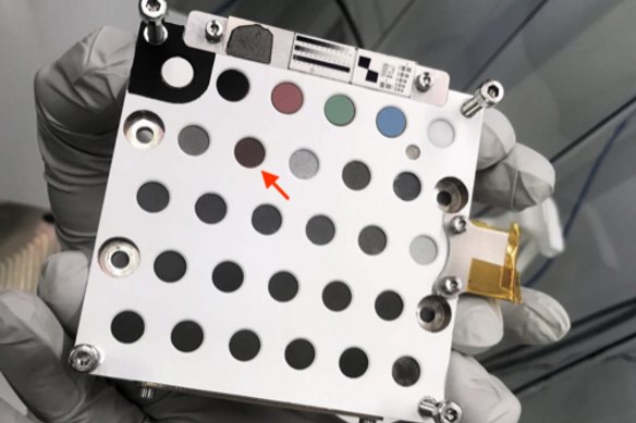 The palette SuperCam will use to calibrate its instruments. The Australian sample is indicated by the red arrow.