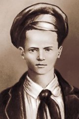 帕夫利克·莫羅佐夫（Pavlik Morozov）在蘇聯因對他父親的溺愛而受到慶祝。 