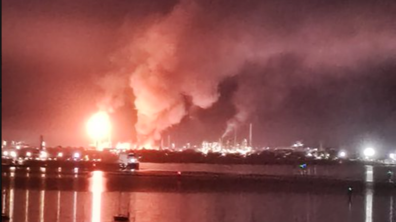 Explosions, toxic smoke as massive fire breaks out at Geelong refinery