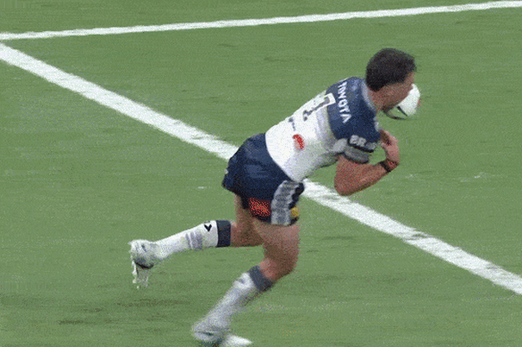 Lehi Hopoate gives up an easy try so Brandon Wakeham can score.