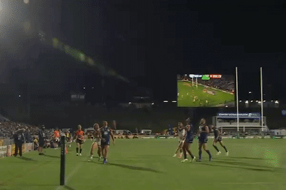 Mark Nawaqanitawase lutou para superar Roger Tuivasa-Sheck no primeiro round.