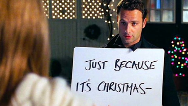 Mark (Andrew Lincoln) aparece na porta de Juliet (Keira Knightley) em Love Actually.