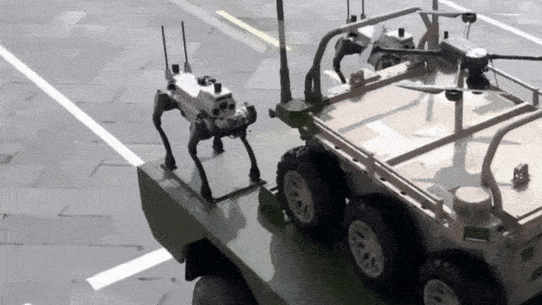 வாள்கள் மற்றும் நன்சாக்கஸ் மூலம், மனித உருவ ரோபோக்கள் சீனாவின் சூப்பர் பவுலில் முக்கிய இடத்தைப் பிடிக்கின்றன