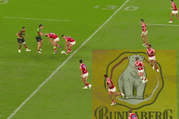 Isaiya Katoa sets up a try for Hamiso Tabuai-Fidow.