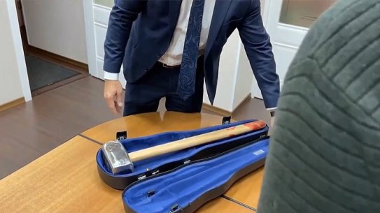 A sledgehammer sent by the Wagner Group as a stunt to the European Parliament. Wagner fighters are fighting for Russia in Ukraine.