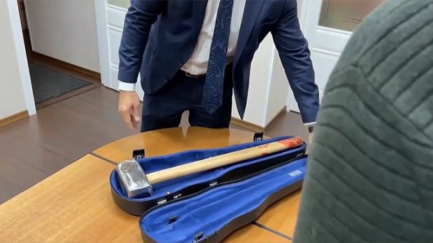 A sledgehammer sent by the Wagner Group as a stunt to the European Parliament. Wagner fighters are fighting for Russia in Ukraine.