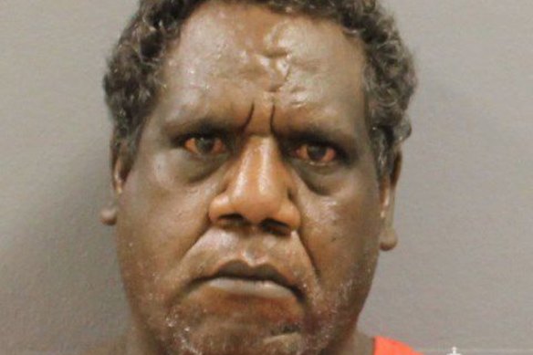 La policía cree que Jefferson Lewis, de 47 años, puede estar ayudando en la búsqueda de Sharon, de cinco años. 