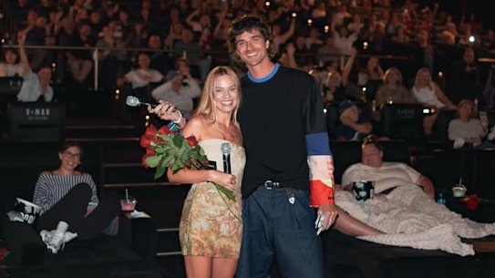 Margot Robbie와 Jacob Elordi는 Wuthering Heights의 발렌타인 데이 상영회에서 브리즈번 영화 관객들을 놀라게 했습니다.