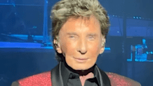 Barry manilow returns to stage
