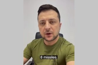 Volodymyr Zelensky accuses the West of wanting to see the Ukrainian people “slowly killed”.