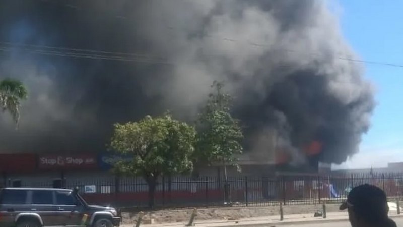 Port Moresby hit by arson, looting as police strike over missing pay