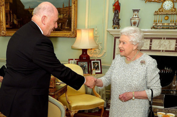 Peter Cosgrove meets the Queen in 2017.