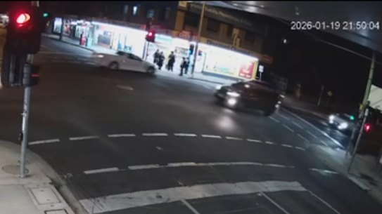 O ute branco (acima) e o grupo de meninos em Ripponlea na noite de segunda-feira.