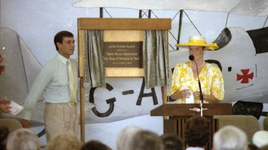 Sua Alteza Real o Príncipe Andrew, Duque de York, e Sua Alteza Real a Duquesa de York inauguram oficialmente o John Flynn Place, Cloncurry, 4 de outubro de 1988. Imagem cortesia dos Arquivos do Estado de Queensland