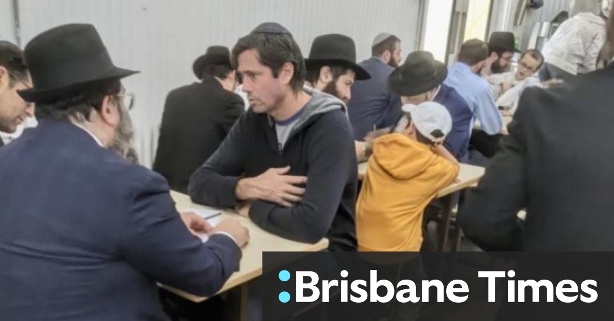 AFL boss Gillon McLachlan kicking goals in New York - Vimarsana News