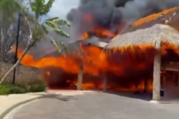 An Italian tourist has died and a luxury resort has been destroyed in a dramatic fire in the Caribbean.
