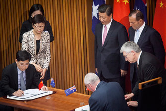 Western Sydney University Vice-Chancellor Barney Glover and Xu Anlong, president of the Beijing University of Chinese Medicine, sign the memorandum of understanding witnessed by Xi Jinping and Tony Abbott in Canberra in 2014.