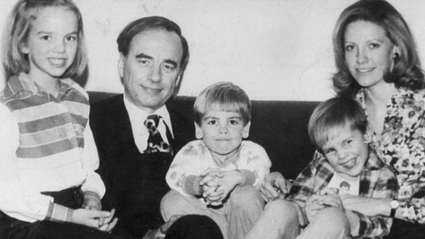 Rupert Murdoch with his wife Anna Murdoch and their children Elisabeth, Lachlan and James in 1977.