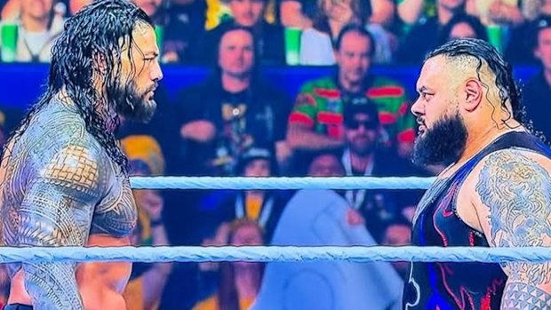 Um fã de Souths assiste à luta WWE Crown Jewel em Perth.